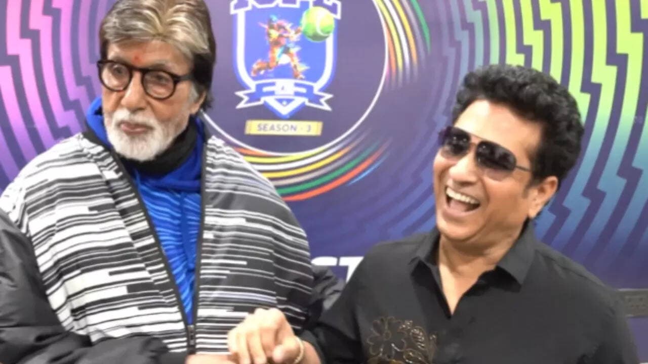 Bachchan plays finger cricket with Tendulkar, the interne...